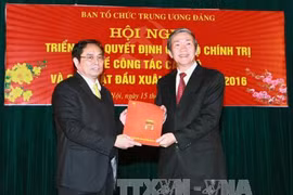 丁世兄同志向范明正同志颁发任命书。