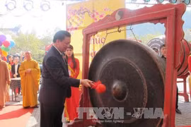 丁进勇敲响开市锣（图片来源：越通社）