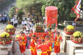 胡志明市举行向雄王国祖上供圆柱形粽子典礼