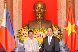 越南国家主席陈大光设宴招待菲总统杜特尔特访越