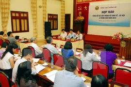 统计总局举行新闻发布会，公布经济社会相关统计数据。