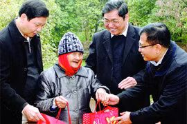 越南各省市力争实现所有人和家庭过好春节的目标