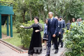 越南国会主席阮氏金银同美国总统奥巴马走访参观胡志明主席纪念区（越通社—VNA）