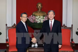 越共中央书记处常务书记丁世兄（右）与日本驻越南大使大岛浩（左）