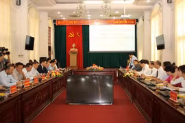 老挝政府总理办公厅主任培·蓬皮帕同宁平省领导举行会议（图片来源：ninhbinh.gov.vn） 