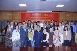 越南友好组织联合会主席武春鸿和各位代表合影（图片来源：越南之声）