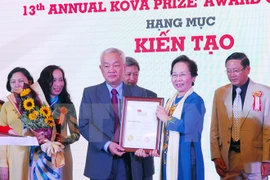 越南国家副主席阮氏缘向为科学研究领域做出重要贡献的个人和集体颁奖。