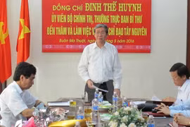 越共中央书记处常务书记丁世兄在得乐省调研指导工作