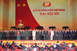 越共中央总书记与越共第十二届中央委员会成员合影（图片来源：越通社）