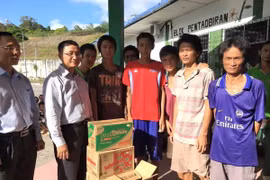 越南驻马来西亚大使馆工作团与渔民们（图片来源：越南驻马来西亚大使馆）