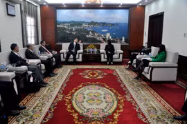 越南广宁省人委会副主席武氏秋水11月10日下午会见了中国广东省副省长蓝佛安。