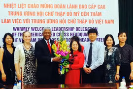 越南红十字会向美国红十字会副会长哈罗德•布鲁克斯授予“致力于红十字事业”纪念章。