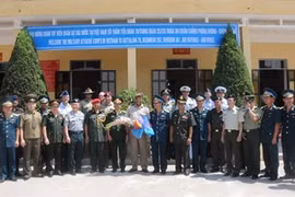 各国驻越国防武官代表团与361师官兵合影留念（图片来源：mod.gov.vn）