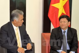 托卢卡市市长费尔南多·扎莫拉·莫拉雷斯与岘港市市委常务副书记武功智进行交谈（图片来源：越通社）