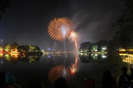 河内市还剑湖上空的烟花（图片来源：越南人民报）