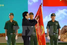 张晋创主席将三级独立勋章安放在胡志明市青年先锋队传统旗帜上（图片来源：越通社）