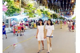 芒街市商业步行街。（图片来源：广宁省报网）