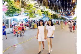芒街市商业步行街。（图片来源：广宁省报网）