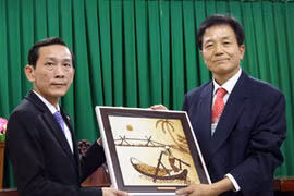 芹苴市人民委员会主席武成统向韩国企业协会（KTC）主席殷植煌赠送纪念品（图片来源：baocantho.com.vn）