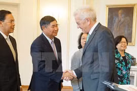 越南驻德国大使段春兴与巴符州州长温弗里德克莱驰曼。
