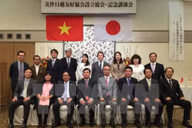 与会代表合影留念（图片来源：越通社）