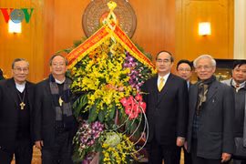 越南祖国阵线中央委员会主席阮善仁会见越南天主教主教团主席