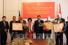 越南向部分德国友人和组织授予友好勋章（图片来源：越通社）