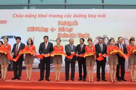 阮春福总理出席海防市至富国岛（坚江省）、大叻市（林同省）及邦美蜀市（得乐省）三条航线开通仪式（图片来源：http://www.vietjetair.com/）
