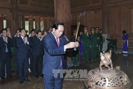 国家主席陈大光前往河内市巴为县K9遗迹区上香缅怀胡志明主席