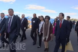 越南和俄罗斯代表视察俄罗斯卡卢加州某家公司（图片来源：越通社）