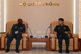 越南人民军副总参谋长武文俊上将会见坦桑尼亚国防大学副经理Yohana Ocholla Mabongo准将。（图片来源：人民军队报）