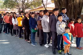 人们整齐排队等待入陵瞻仰胡志明主席遗容