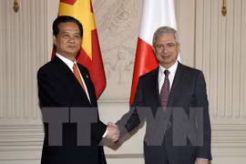 附图：2015年12月访问法国期间，阮晋勇总理会见法国国民议会议长克洛德·巴尔托洛内（图片来源：越通社)