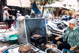 附图：河内人烤肉米线（图片来源：越通社）