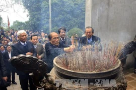 越南国会主席阮生雄向各位雄王敬香(图片来源：越通社）