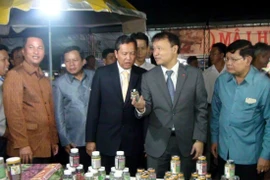 游客参观2016年安江省靖边国际贸易展销会（图片来源：http://www.bienphong.com.vn/）
