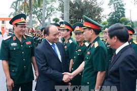 阮春福总理走访慰问越南人民军第三军区干部战士（图片来源：越通社）