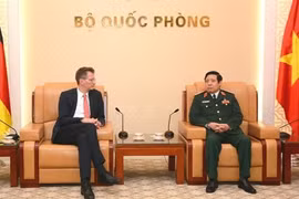 越南国防部副部长阮志咏上将与德国国防部国务秘书布劳克希派（图片来源：越南人民军队电子报）