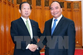 阮春福总理​与日本自民党干事长二阶俊博亲切握手