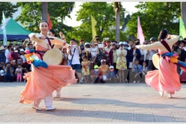 韩国艺术团在街头表演（图片来源：越通社）