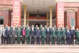 越共中央总书记阮富仲与河内首都司令部干部战士合影留念