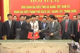 河江省农业与农村发展厅道德种苗科技中心和白色市国家农业科技园区农业科技合作备忘录签约仪式（图片来源：Hagiangtv.vn）