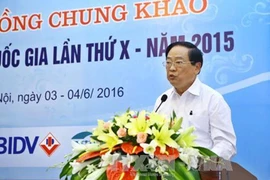 越南新闻工作者协会副主席梅德禄在记者会上介绍初选赛结果