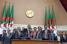 越南与阿尔及利亚加强传统友好关系