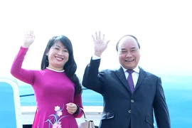 越南政府总理阮春福与夫人抵达蒙古(图片来源:越通社)