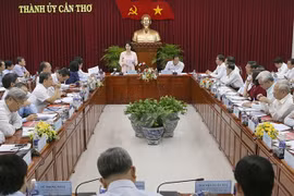 国会主席阮氏金银在会上致辞。