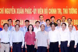 越南政府总理阮春福和海防市大学干部及大学生合影（图片来源：越通社）