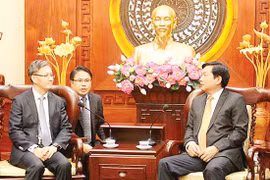胡志明市市委书记丁罗升会见老挝新任驻越南特命全权大使通沙万•丰威汉（图片来源：sggp.org.vn）