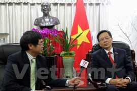 越南驻韩国大使范友志(右）日前接受越通社记者采访时（图片来源：vietnam+)