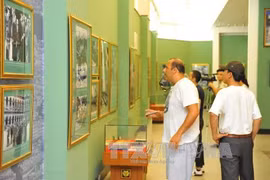 胡志明主席与越法友谊资料图片展（图片来源：越通社）